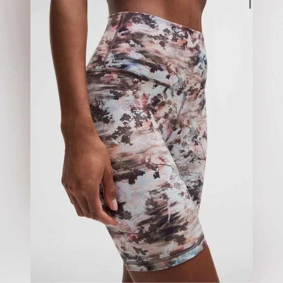 🍋 LULULEMON Align High-Rise Short 8"
Future Utopia Multi Size 12 - Picture 12 of 12